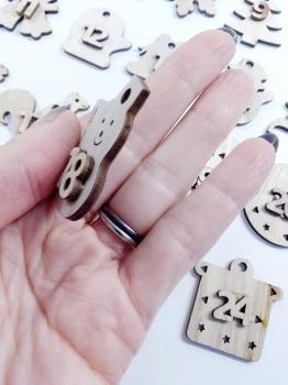 24 Adventskalender Holzfiguren mit Zahl